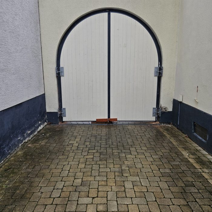 Hoftor mit Rundbogen